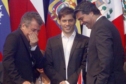 El ministro de economía Axel Kicillof junto al jefe de Gabinete Jorge Capitanchi y el Gobernador de Entre Ríos, Sergio Uribarri, durante la cumbre del Mercosur, 17 de diciembre de 2014