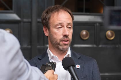 El ministro de Economía bonaerense, Pablo López, el martes, en puerta de los tribunales, tras la audiencia convocada por la Corte