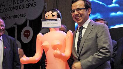 El ministro de Economía de Chile, Luis Felipe Céspedes, recibió de regalo una muñeca inflable con la leyenda "Para estimular la economía", con la alusión explícita de que esta actividad "es como una mujer"