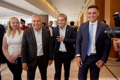 El ministro de Economía de la Nación, Luis "Toto" Caputo, participó del Foro de Inversiones y Negocios 2025 en Mendoza. Durante el evento, estuvo acompañado por Martín Clément, presidente del Consejo Empresario Mendocino, Alfredo Cornejo, gobernador de la provincia de Mendoza, y Hebe Casado, vicegobernadora