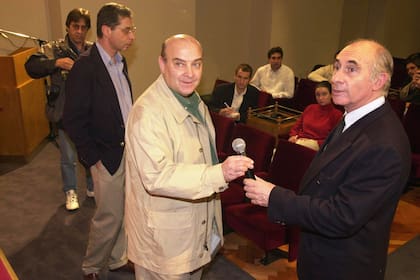 El exministro de Economía Domingo Cavallo con el expresidente Fernando de la Rúa en la sala de prensa de la Quinta de Olivos, anunciando el Megacanje con el Fondo