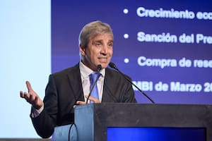 Caputo admitió que le preocupa la velocidad de la recuperación y apuntó contra quienes piden devaluar