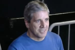 El ministro de Economía, Luis Caputo, a las afueras del Hotel Libertador