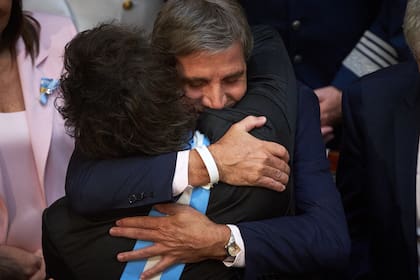 El ministro de Economía, Luis Caputo, abraza a el presidente, Javier Milei, luego de inaugurar el período de sesiones ordinarias del Congreso Nacional. 
