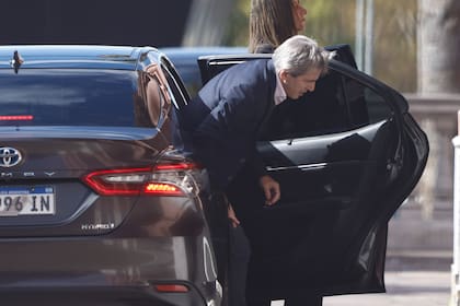 El ministro de Economía, Luis Caputo, al llegar a la Casa Rosada.