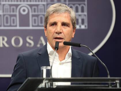 El ministro de Economía, Luis Caputo, anticipó por las redes sociales la publicación del decreto que posibilita el ingreso de máquinas usadas