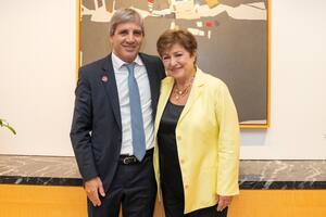 El ministro de Economía, Luis Caputo, con la directora, del Fondo Monetario Internacional (FMI), Kristalina Georgieva, durante una reunión en 2024