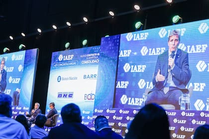 El ministro de Economía Luis Caputo durante su participación en el 43° Congreso Anual del Instituto Argentino de Ejecutivos de Finanzas (IAEF)