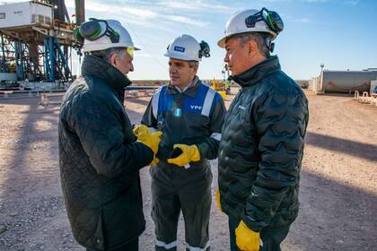 El ministro de Economía, Luis Caputo, el gobernador de Neuquén, Rolando Figueroa, y el presidente de YPF, Horacio Marín, recorrieron Loma Campana, uno de los principales bloques que la compañía opera en Vaca Muerta
