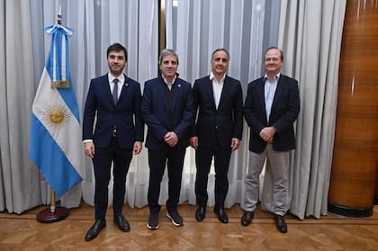 El ministro de Economía, Luis Caputo; el gobernador de Chubut, Ignacio Torres; y el CEO de PAE, Marcos Bulgheroni, encabezaron recientemente el anuncio del proyecto de recuperación terciaria en Cerro Dragón