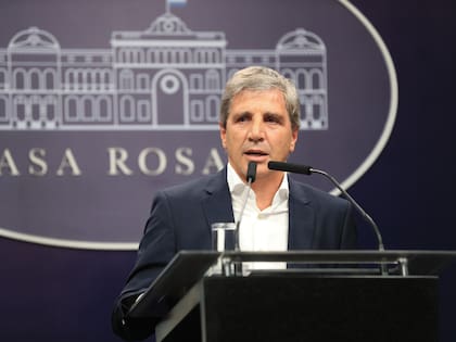 El ministro de Economía, Luis Caputo, en conferencia de prensa