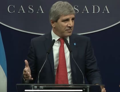 El ministro de Economía, Luis Caputo, en la conferencia de prensa
