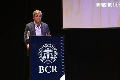 El ministro de Economía, Luis Caputo, en la Bolsa de Comercio de Rosario