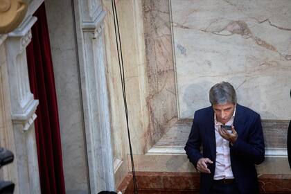 El ministro de Economía Luis Caputo en una pausa con su teléfono. El presidente, Javier Milei, inauguró el período de sesiones ordinarias del Congreso Nacional. 