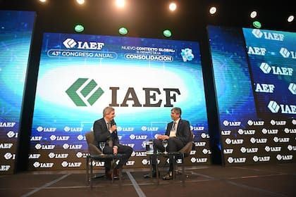 El ministro de Economía, Luis Caputo, fue entrevistado por Pablo Miedziak, presidente del IAEF