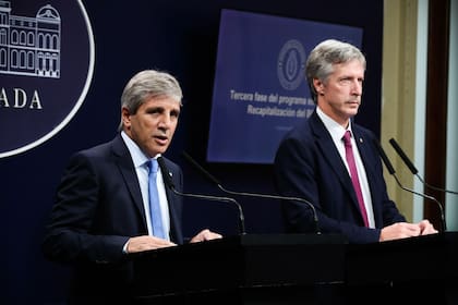 El ministro de Economía, Luis Caputo, junto a el presidente del Banco Central de la República Argentina (BCRA), Santiago Bausili.
