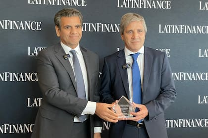 El ministro de Economía, Luis Caputo, junto al CEO de LatinFinance, Taimur Ahmad, quien le entregó un premio.