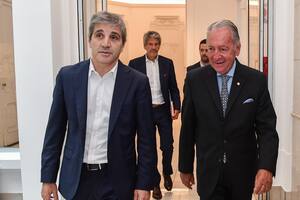 El ministro de Economía, Luis Caputo, junto con Daniel Funes de Rioja, titular de la Unión Industrial