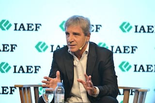 Caputo admitió un “retroceso” en la desinflación y dijo que tiene la plata para pagar la deuda