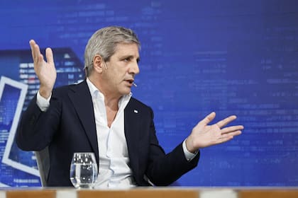 El ministro de Economía Luis Caputo, podrá decidir cuándo entrarán en vigencia varios cambios, en caso de que se apruebe el proyecto que obtuvo dictamen en el Senado