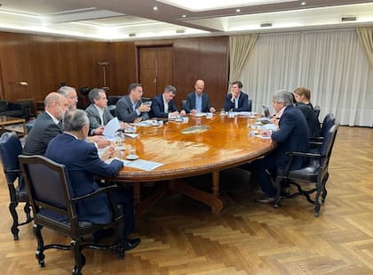 El ministro de Economía, Luis Caputo, reunido con los presidentes de las terminales en diciembre de 2024