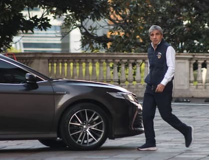 El ministro de Economía, Luis Caputo, sale de Casa Rosada, tras otra derrota en el Congreso y la multitudinaria marcha de Universidades Nacionales y Garrahan