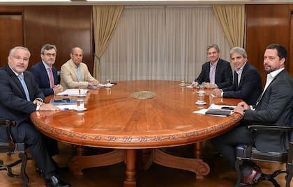 El ministro de Economía, Luis Caputo, se reunió con la cúpula de la Unión Industrial Argentina (UIA).