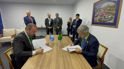 El ministro de Economía, Luis Caputo, y el ministro de Minas y Energía del Brasil, Alexandre Silveira, firmaron el acuerdo para comenzar a exportar gas de Vaca Muerta