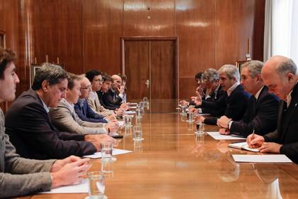 El ministro de Economía, Luis Caputo, y su equipo llevaron adelante la medida que tuvo el aval de los exportadores