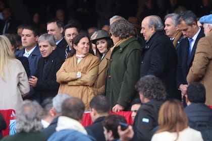 El ministro de Economía, Luis "Toto" Caputo, detrás, el vocero presidencial Manuel Adorni, junto al ministro de Defensa, Luis Petri, Cristina Pérez y Eloísa Frederking; también Pablo Quirno, secretario de Finanzas, detrás de Guillermo Francos y de Martín Menem