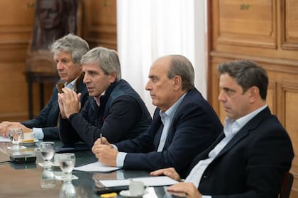 El ministro de Economía, Luis "Toto" Caputo y el jefe de Gabinete, Guillermo Francos; en los extremos, Juan Pazos y Lisandro Catalán