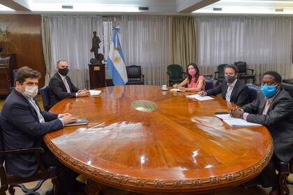 El ministro de Economía recibió ayer en el Palacio de Hacienda a la delegación del FMI