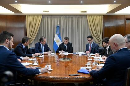 El ministro de Economía, Sergio Massa, con el presidente del Banco Central, Miguel Pesce, e integrantes del equipo económico
