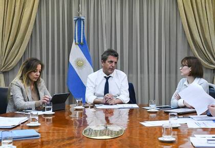 El ministro de Economía, Sergio Massa, con la secretaria de Energía, Flavia Royón, y su par de Minería, Fernanda Avila