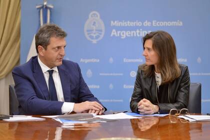 El ministro de Economía, Sergio Massa, con la directora ejecutiva de la Anses, Fernanda Raverta