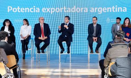 El ministro de Economía, Sergio Massa, junto a empresarios pyme en el CCK.