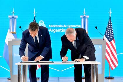 El ministro de Economía, Sergio Massa, junto al embajador de los Estados Unidos, Marc Stanley, firmaron un acuerdo de intercambio de información en materia tributaria que permitirá tener acceso a los movimientos de las cuentas de argentinos en ese país