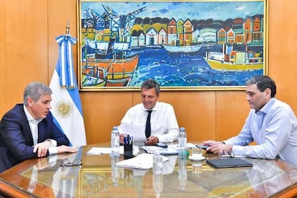 El ministro de Economía, Sergio Massa, mantuvo ayer un encuentro de trabajo con el presidente de YPF, Pablo González, y el CEO de la petrolera, Pablo Luliano