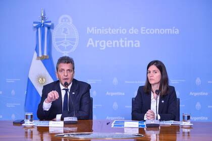 El ministro de Economía, Sergio Massa, y la directora ejecutiva de la Anses, Fernanda Raverta, durante el anuncio del índice de movilidad