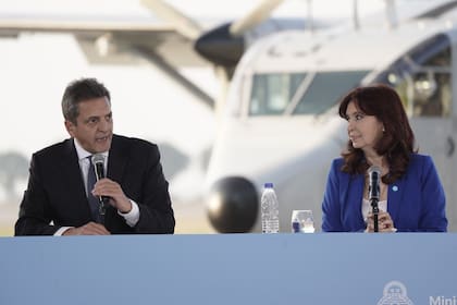 El ministro de Economía y candidato a presidente de Unión por la Patria, Sergio Massa, junto a la vicepresidenta, Cristina Kirchner