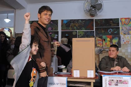 El entonces ministro de Economía Axel Kicillof, acompañado por su hijo, votó en la mesa 7304 de la Escuela 27 Petrolina Rodríguez, ubicada en Andonaegui 1532, en Parque Chas, agosto de 2015