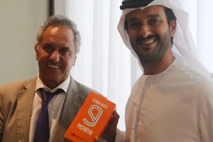 El ministro de Economía y Turismo de Emiratos Árabes, Abdulla bin Touq Al Marri, recibió un paquete de la yerba mate "Pichichi"