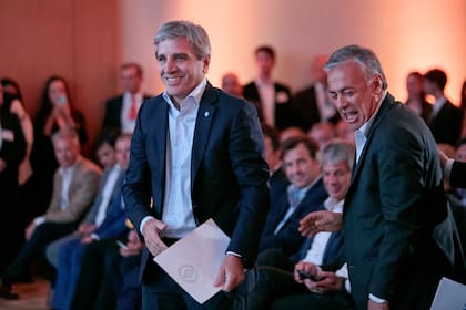 El ministro de Economía,Luis "Toto" Caputo, y el gobernador de Mendoza, Alfredo Cornejo