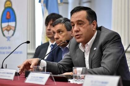 El ministro de Educación, Alejandro Finocchiaro, pidió acortar las carreras
