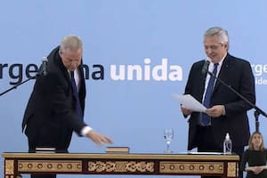 El ministro de Educación, Jaime Perczyc, corrió de su lugar la Biblia cuando se acercó a jurar y se quedó con la Constitución Nacional