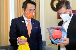 El curioso regalo que le dio Japón al presidente electo de Chile
