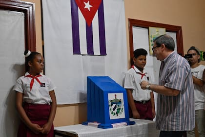El ministro de Exteriores cubano, Bruno Rodríguez, deposita su voto en un colegio electoral de La Habana, el 26 de marzo de 2023, durante las elecciones legislativas del país.