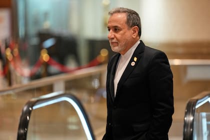 El ministro de Exteriores de Irán, Abbas Araghchi, llega a una reunión durante la cumbre de los BRICS en Nueva Delhi, India, el jueves 14 de mayo de 2026. (AP Foto/Manish Swarup)