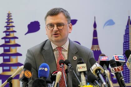 El ministro de Exteriores de Ucrania, Dmytro Kuleba, ofrece una conferencia de prensa durante la cumbre de la ASEAN, en Nom Pen, Camboya, el 12 de noviembre de 2022. (AP Foto/Vincent Than)