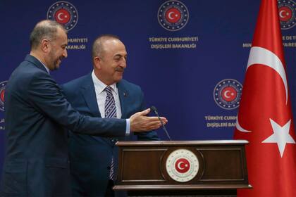 El ministro de Exteriores iraní, Hossein Amirabdollahian, junto a su par turco, Mevlut Cavusoglu, durante una reunión en Ankara, el lunes pasado